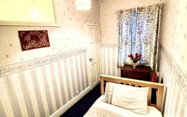 Lovely 3-bed House in Coventry Airbnb Property