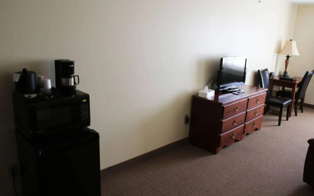 Edgewood Hotel & Suites