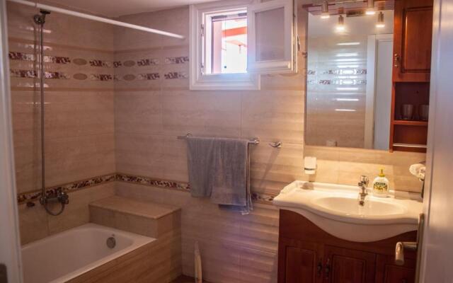 Secluded 3 BR House 5 mins from Kapsali