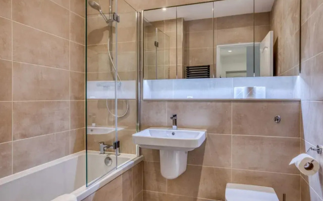 Lovely 2bed 2bath W/balcony in London Bridge, London