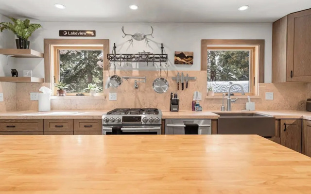 Tahoe City Retreat For 8!