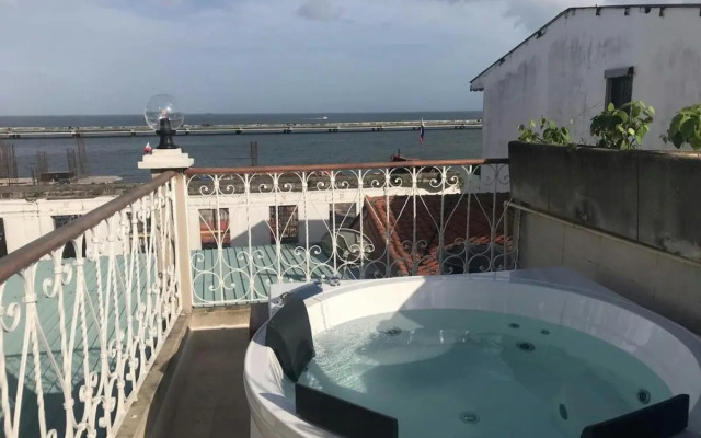 AmazINN Places Rooftop and Jacuzzi IV