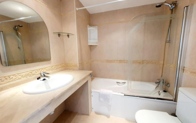 Lomas de Cabopino House