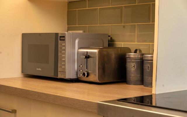 Luxury City Centre Getaway - Prime Location Sleeps 7!