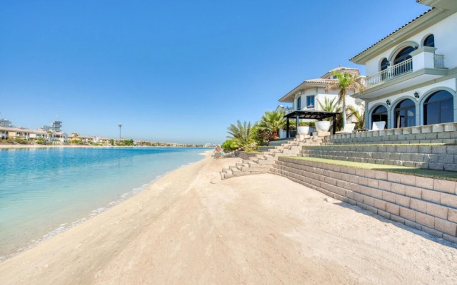 Glamourous Beachfront Villa on The Palm w Pool
