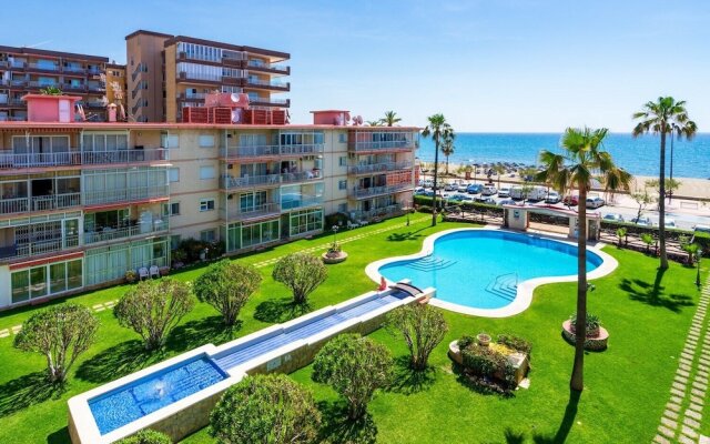 Delightful Apartment on The First Shoreline Ref 141