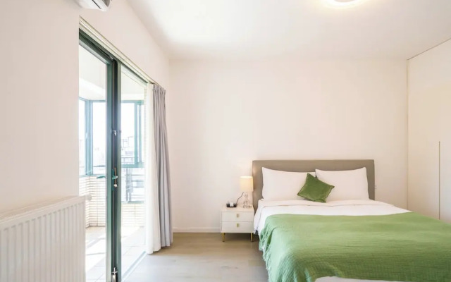 Tyms Elegant 4BR 2BA Apt in Xujiahui