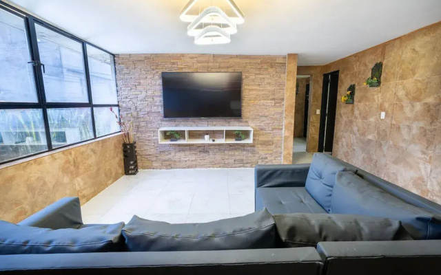 5 Bedroom - 1 Block from Lleras - P2
