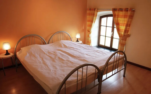 Holiday Home for 10 People set in Castle Grounds