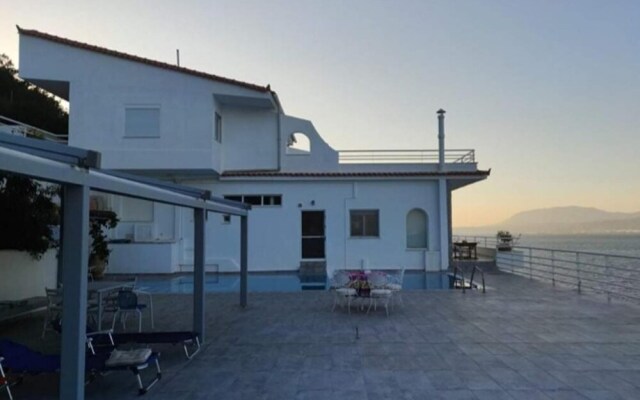 Charming 4-bed Villa in Pefkali