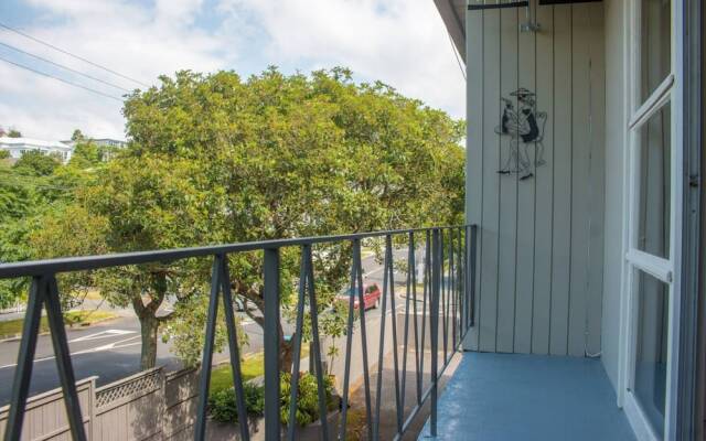 Renovated Mount Eden 1 Bed Flat With Mountain Views