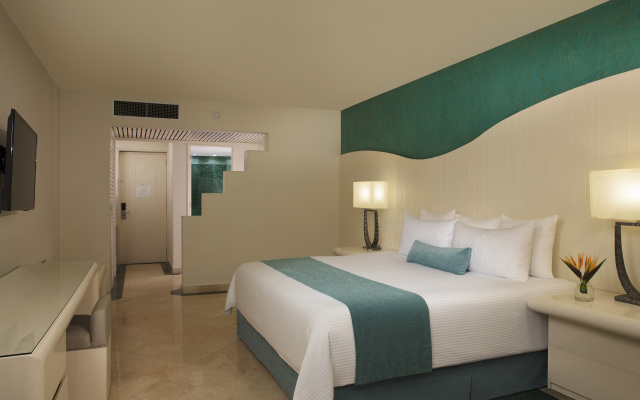 Now Emerald Cancun Hotel (ex.Grand Oasis Sens)