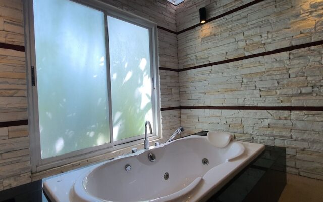 Tachawan Resort & Restaurant