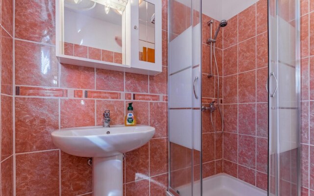 Beautiful Home in Sisan With Wifi and 4 Bedrooms