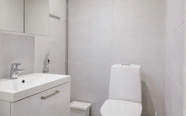 Spacious 2BR Apt - Lake View & Sauna