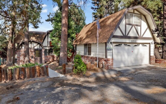 1976-bear Cabin 3 Bedroom Home by RedAwning