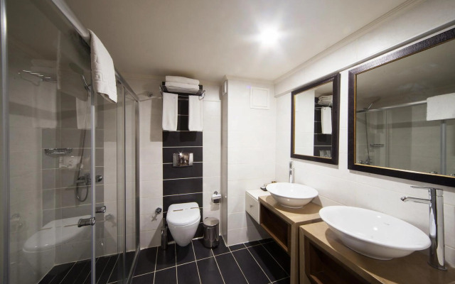 V Hotel Bencoolen