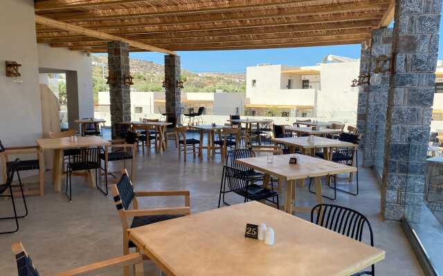 Helios Beach Hotel & Bungalows