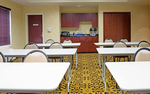 Holiday Inn Express Hotel & Suites - Slave Lake