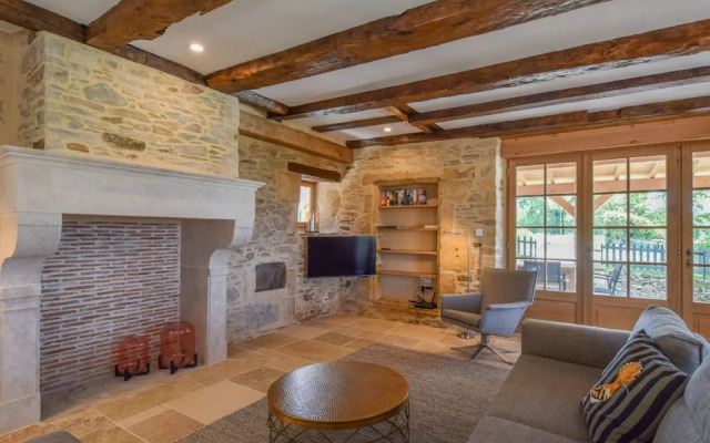 Hilltop Cottage With Pool