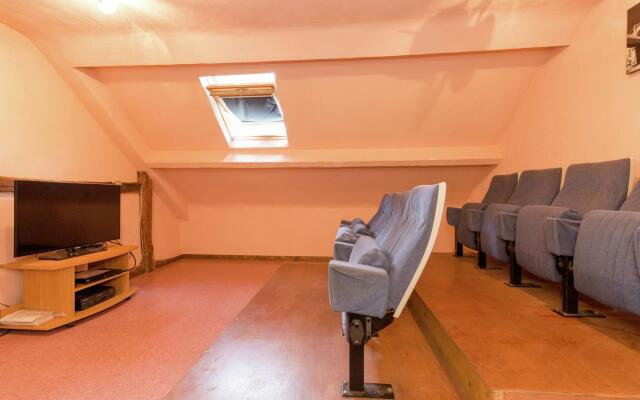 Glorious Holiday Home in Weris with Jacuzzi