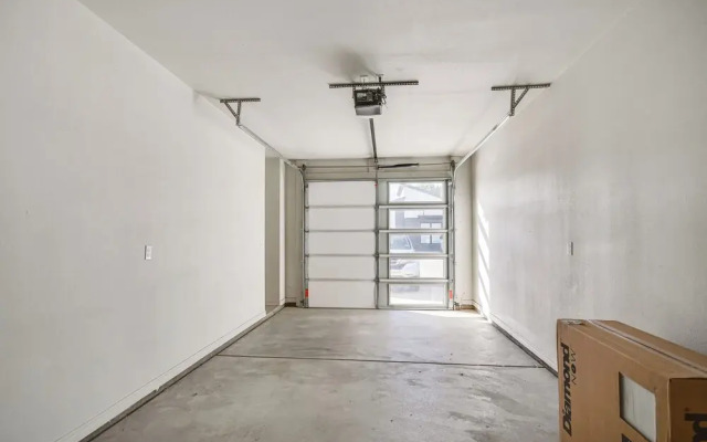 Pets Welcome: Newly Built Abode in Canyon!