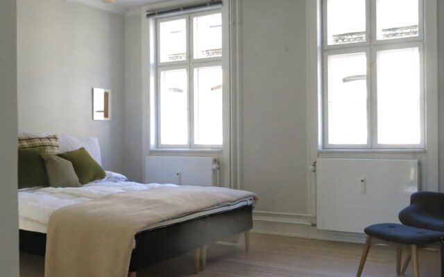 Studio near Queen 1143 - 1
