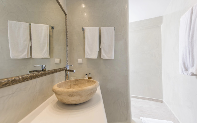 Aqua Luxury Suites