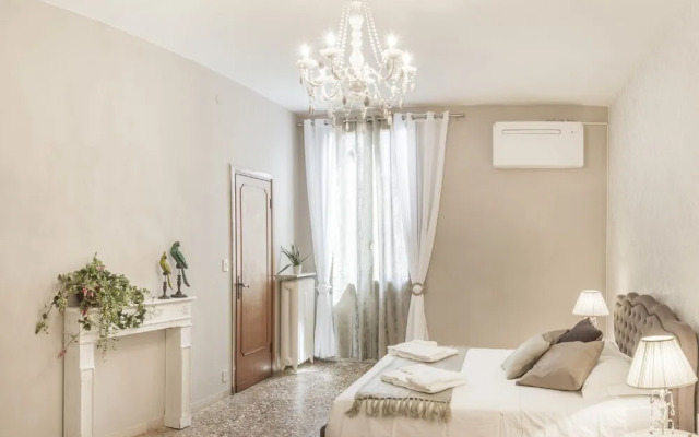 Grand Canal Rialto Palace Lift