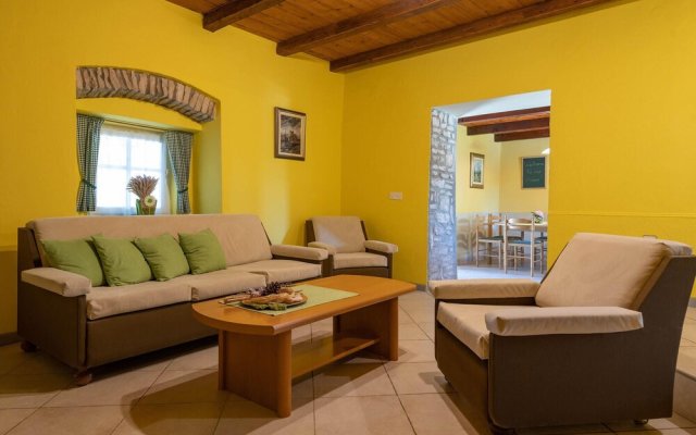 Stunning Home in Sarici With Wifi and 2 Bedrooms