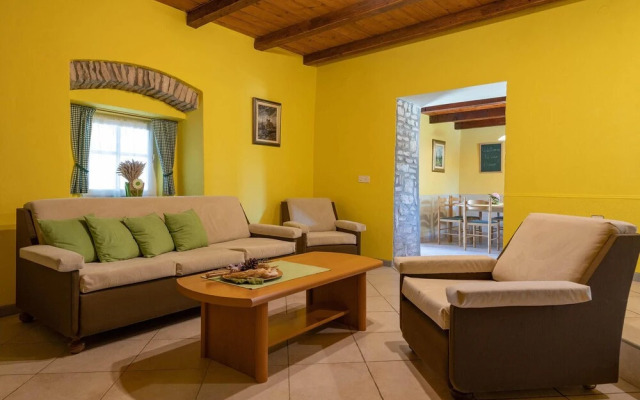 Stunning Home in Sarici With Wifi and 2 Bedrooms