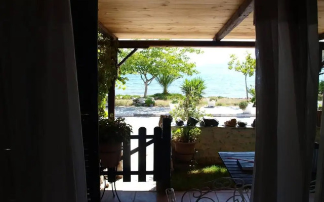 Alonaki Seafront Cottage