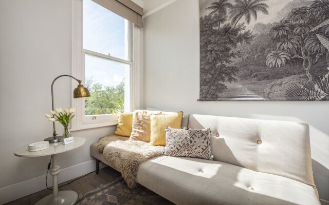 Stunning Colville Gardens Apartment - ADCT