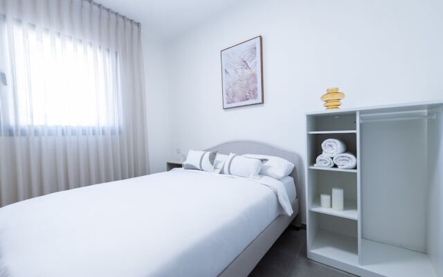 SeaFront Luxurious 3 BR Apartment
