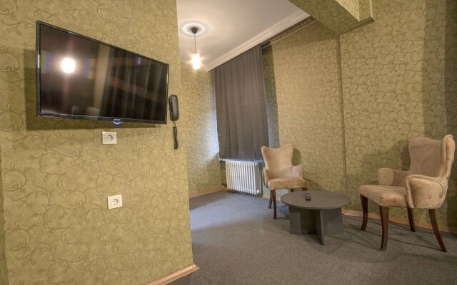 Ares Business Suit Hotel