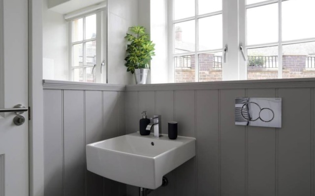 Spacious 2 Bedroom Loft In Converted School