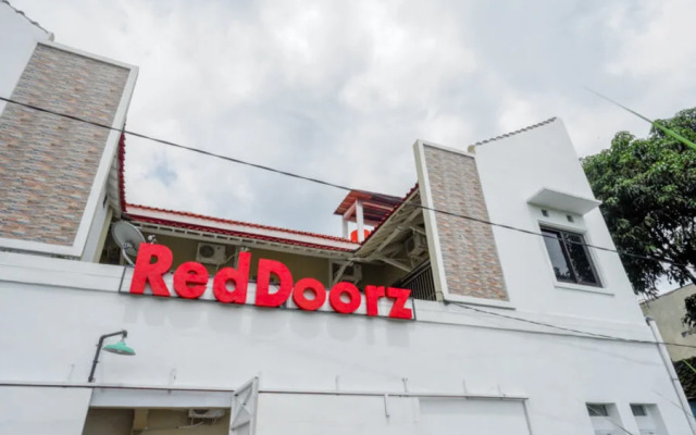 RedDoorz Syariah near Universitas Muhammadiyah Surakarta