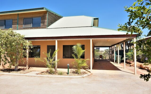 Ningaloo Breeze Villa 3 - 3 Bedroom Fully Self-Contained Holiday Accommodation