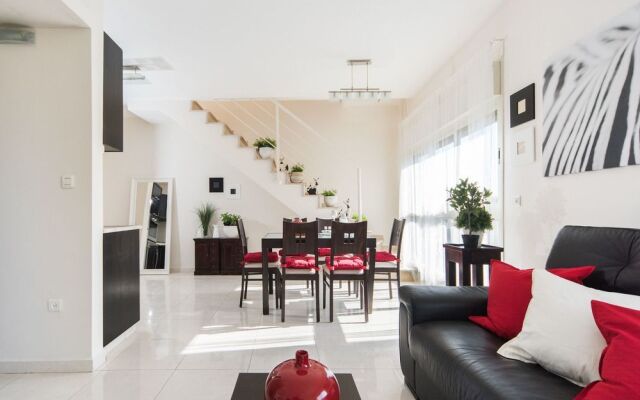 Spacious Duplex with Terrace 3-min From the Beach