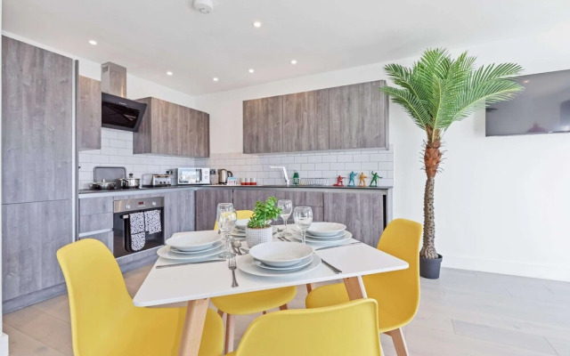 Right On : Bright On Apartment 1B | By My Getaways