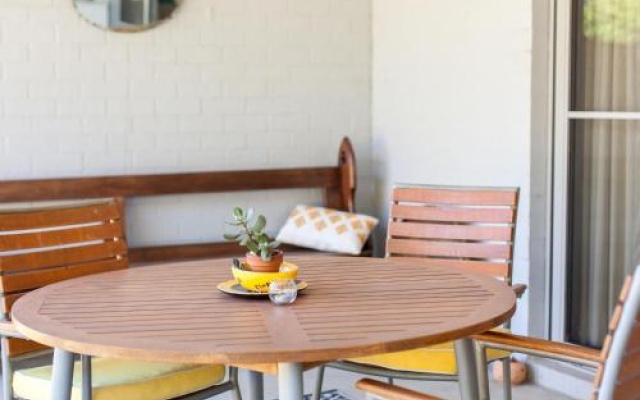 Gartelmann Studio @ Gartelmanns Wines walk to The Deck Cafe + Wine tasting – Balcony – Rothbury