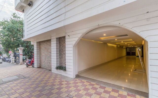 OYO 5332 Hotel Parnil Palace 1
