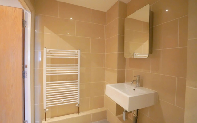 Cosy 2-bed 2 Bathroom Apartment in London