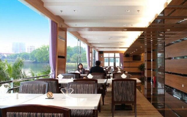 Riverside Hotel