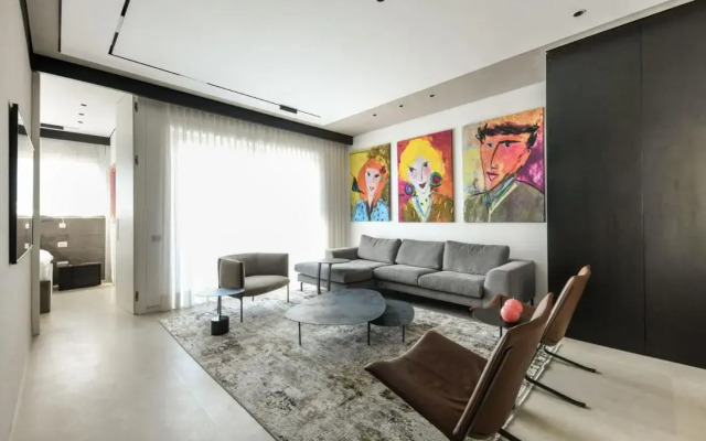 Modern and Vibrant 2BR apartment with Private Balcony