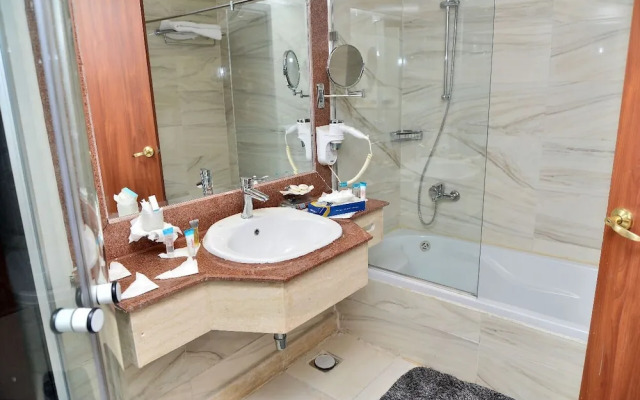 Chain Luxe Paradise Hotel