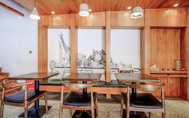 Poke Amber Theme Hostel