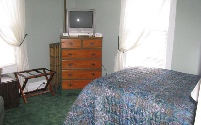 Colonial Inn & Creamery