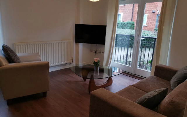 BookedUK - Home from Home Apartment