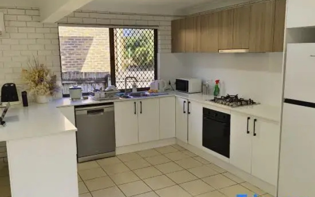 Sunnybank Hills Home - Near Shopping & Dining